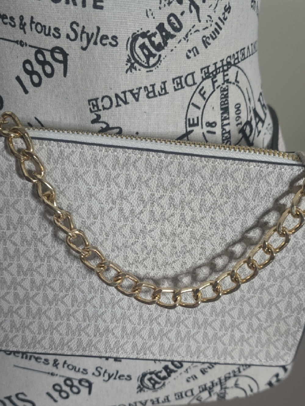 Michael Kors Cream MK W/ Gold Hardware & Gold Chain Belt Bag (NWOT)(S)✨️🤍✨️ - Picture 6 of 9